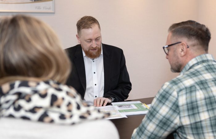 Energieeffizienzberater Sebastian Klinke im Kundengespräch